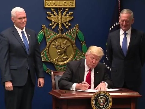 Trump_signing_order_January_27.jpg