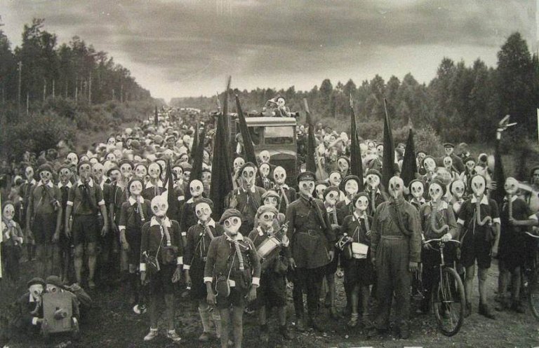 interesting-pictures-gas-mask-town.jpg