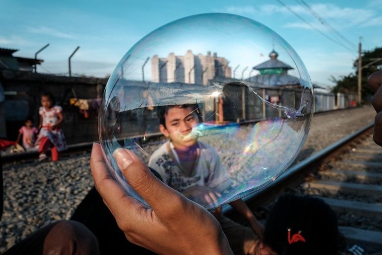 jakarta_slums_life_by_the_railway_vytautas_jankulskas_10.jpg