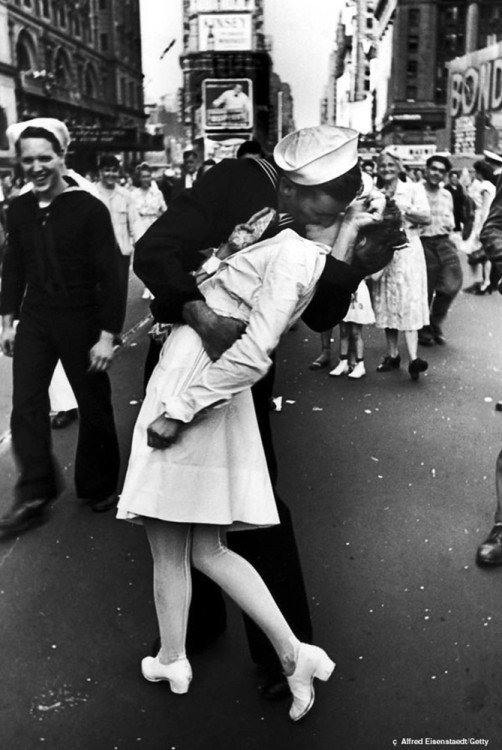 04-Alfred-Eisenstaedt-El-beso-en-Times-Square-502x750.jpg