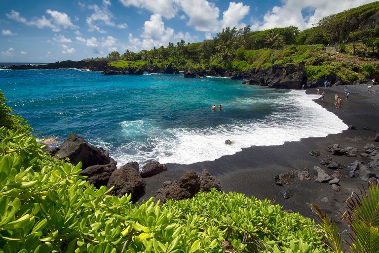 2 Discover Pa’iloa Beach, the gorgeous black sand beach of Wai'anapanapa State Park in Maui, Hawaii.jpg