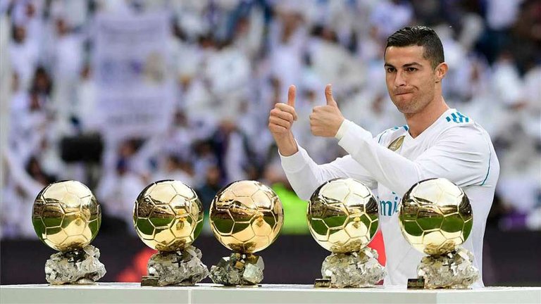 laliga-real-madrid-sevilla-5-0-cristiano-ronaldo-ofrecio-sus-cinco-balones-oro-1512839096196.jpg