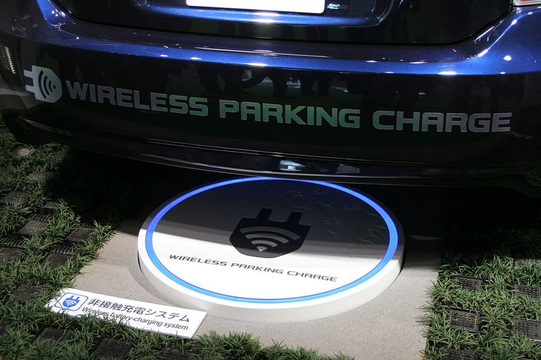 Electric_car_wireless_parking_charge_closeup.jpg