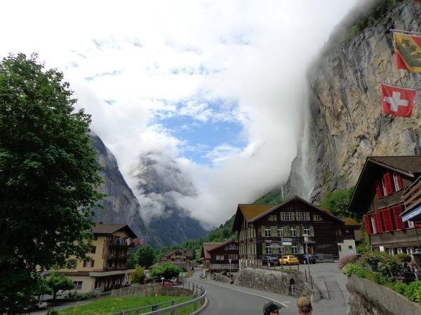 nice-photograph-taken-in-lauterbrunnen-switzerland_4-3-lg.jpg