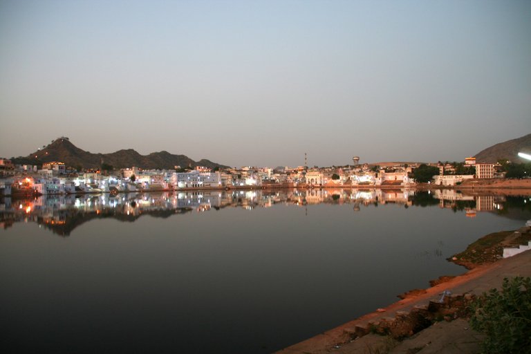 Evening_lights_by_the_Pushkar_Lake_Pushkar.jpg