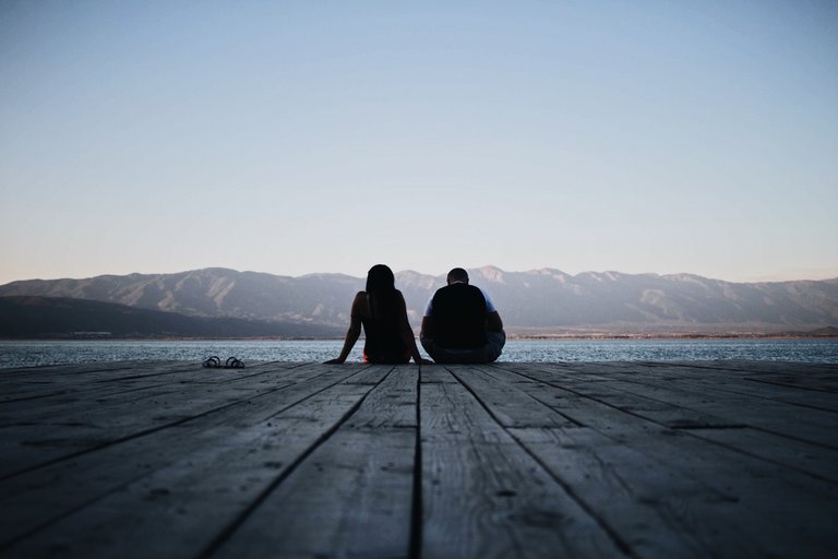 couple-jetty-lake-1077440.jpg