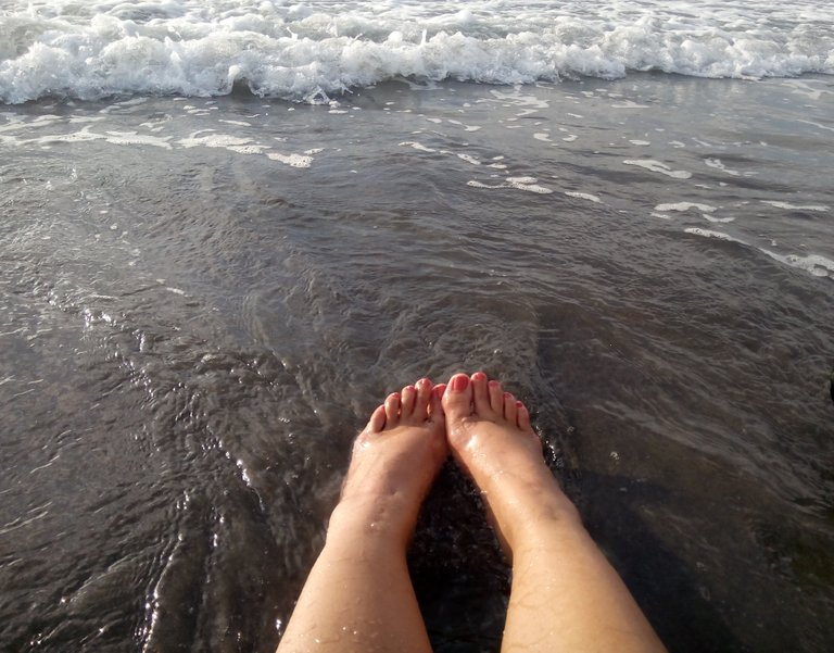 beach feet.jpg