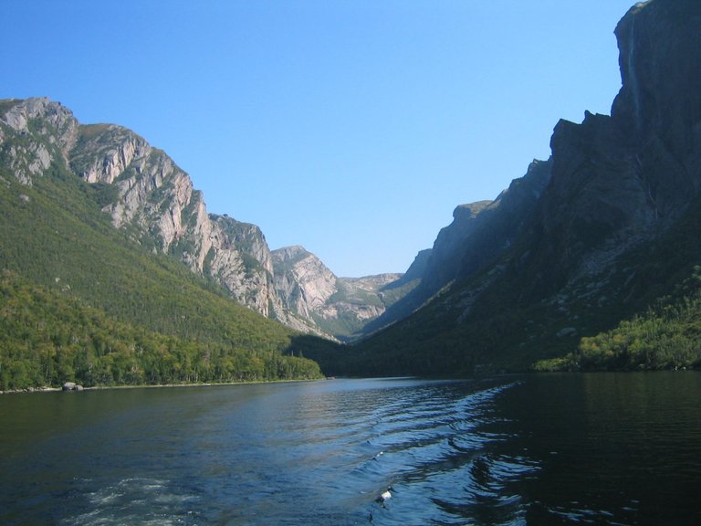 Western_Brook_Pond.jpeg