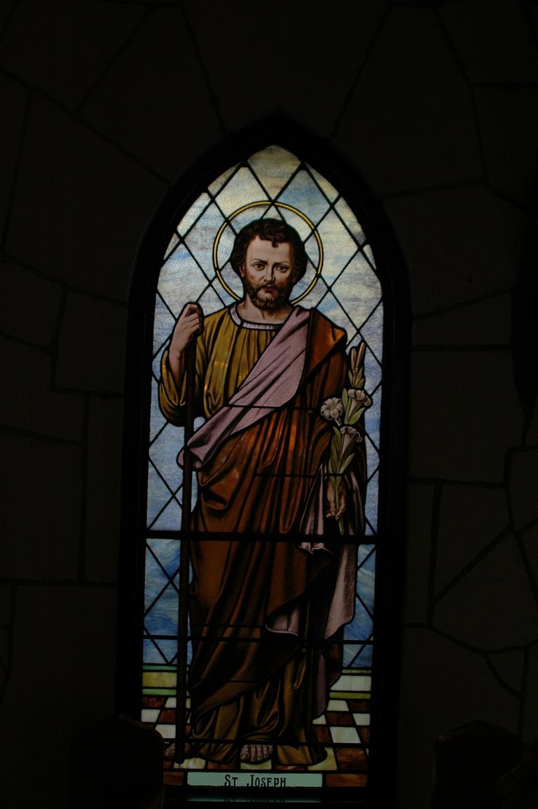 stained-glass-99438_1280.jpg