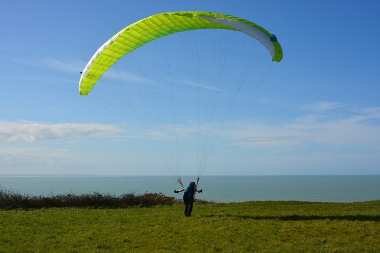 paragliding-3229653_1280.jpg