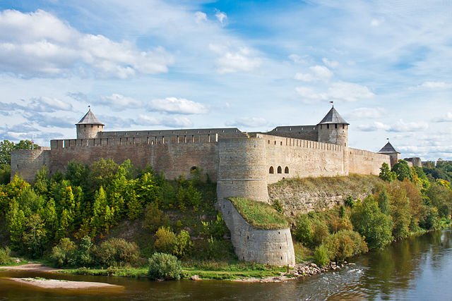 Ivangorod_fortress_as_seen_from_Hermann_Castle.jpg