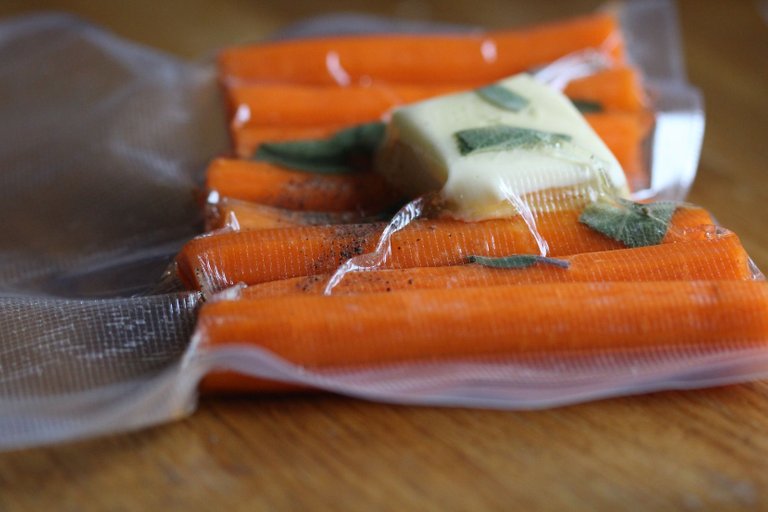 Carrots-vacuum-packed-ready-for-Sous-Vide-Supreme-cooking.jpg