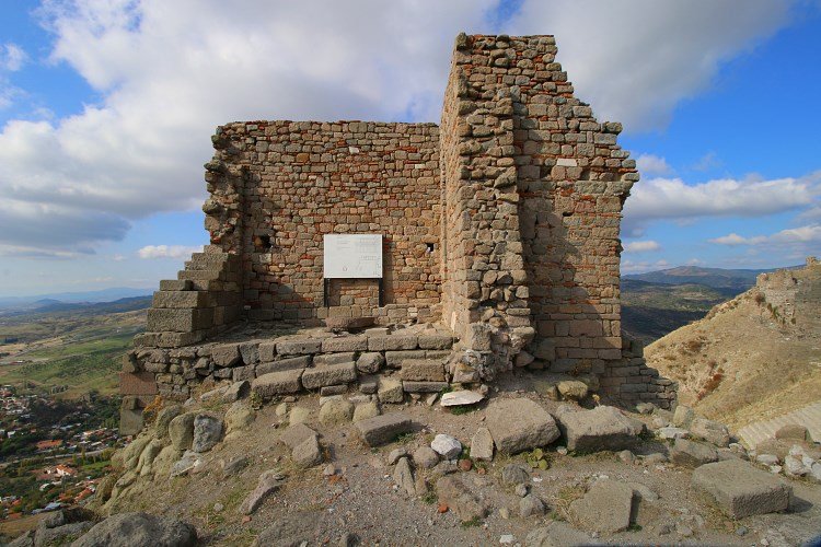 Athena Tempel Bibliothek Pergamon.jpg