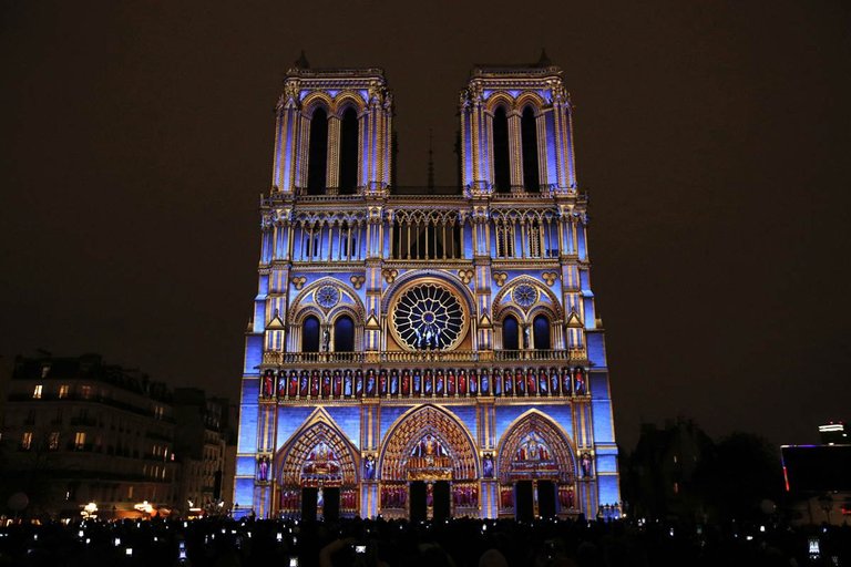 ss-171108-notre-dame-light-show-ww1-02_65cbd57e07a8319d10cc4f8f51754a8b.nbcnews-fp-1200-800.jpg