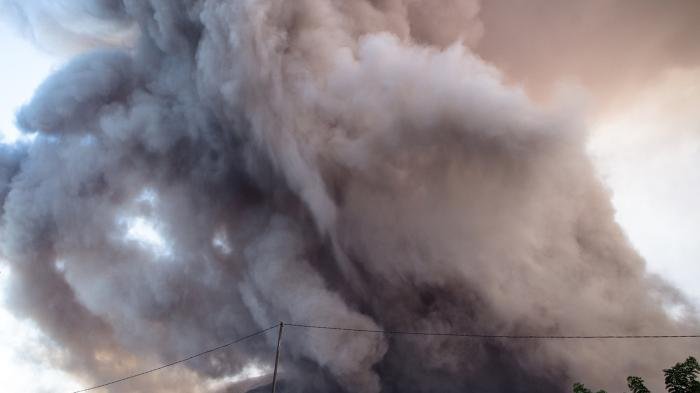 sinabung-menyebabkan-sedikitnya_20150630_084024.jpg