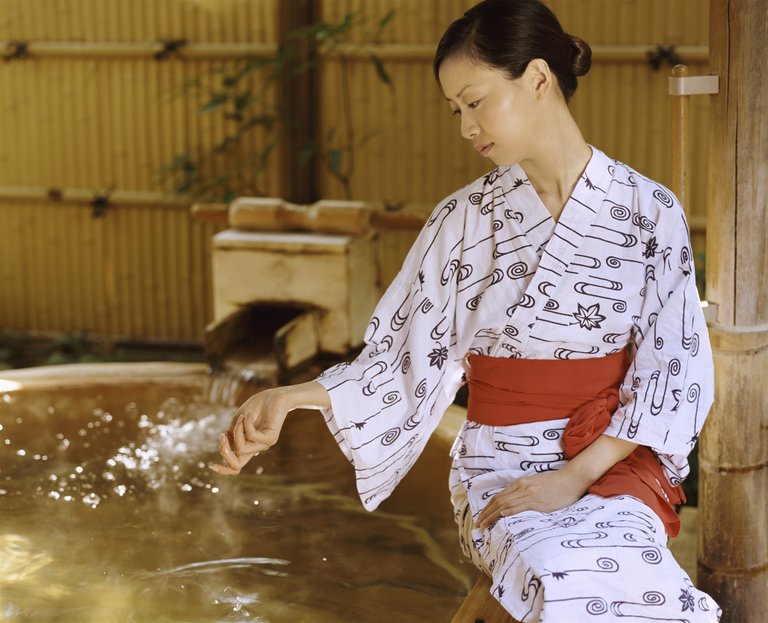 onsen_woman_full.jpg