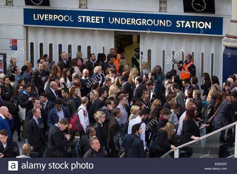 crowd-control-on-london-underground-after-liverpool-street-tube-station-EN2D2G.jpg