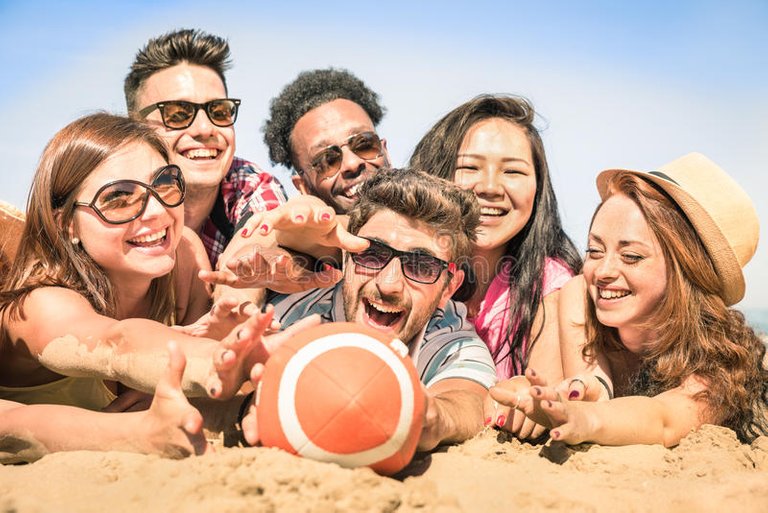 grupo-de-amigos-felices-multirraciales-que-se-divierten-en-los-juegos-de-la-playa-56984332.jpg