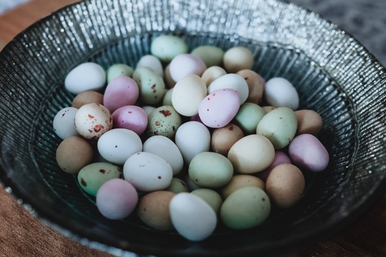 bowl-close-up-easter-egg-954015.jpg