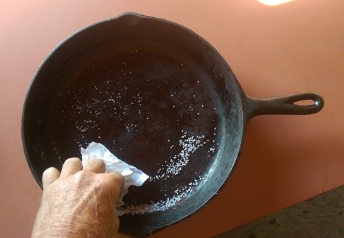 clean cast iron with salt 3.jpg