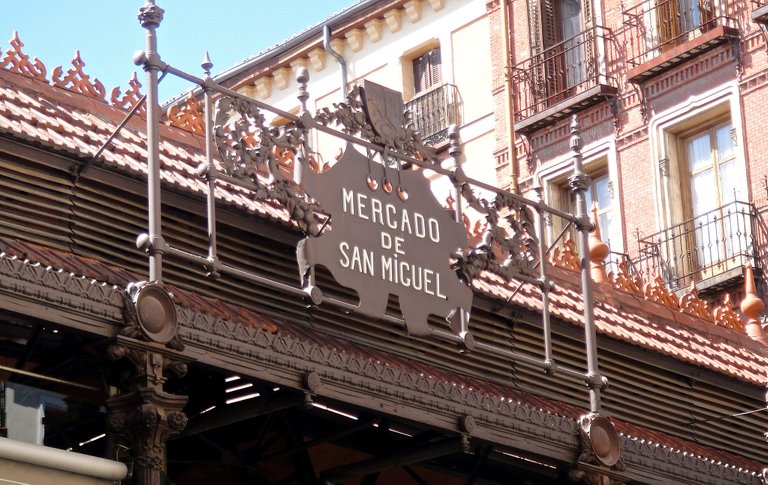 Letrero_a_la_entrada_del_Mercado_de_San_Miguel.jpg