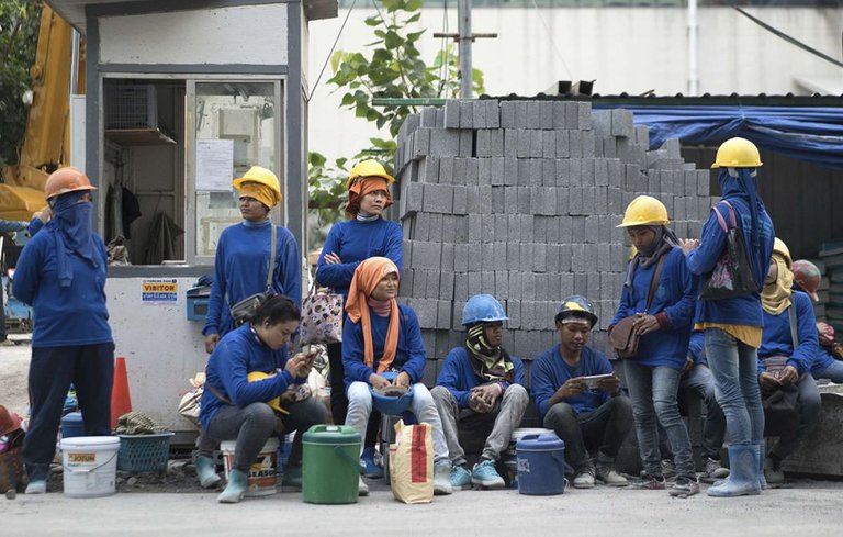 Ouvri-res-immigr-es-cambodgiennes-sur-chantier-Bangkok-12-d-cembre-2016_0.jpg