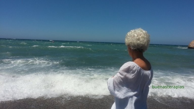 abuela-viendo-mar1.jpg