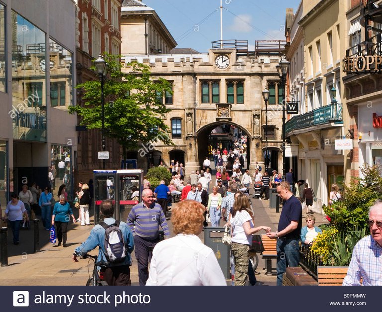 high-street-of-the-city-of-lincoln-england-uk-with-stonebow-gate-in-B0PMMW.jpg