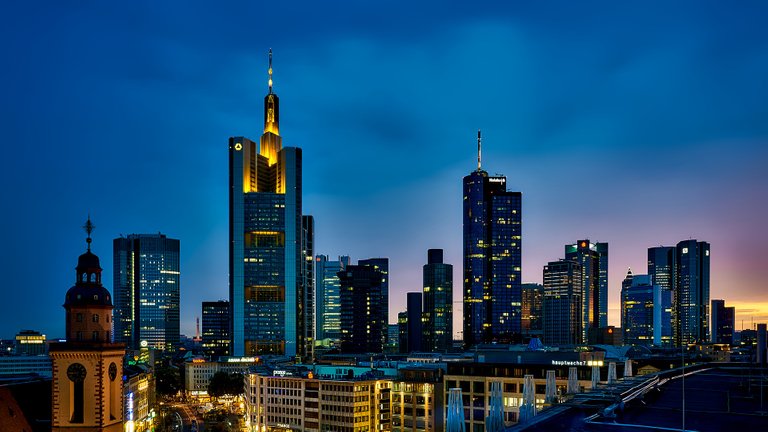 frankfurt-1804481_1920.jpg