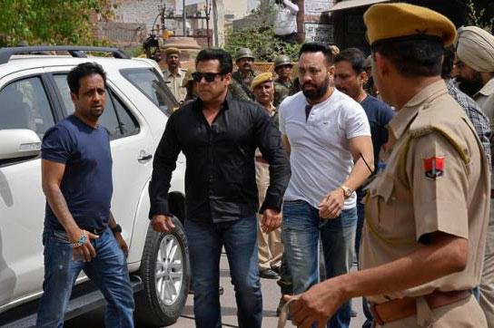 salman-khan-at-jodhpur-court-1.jpg