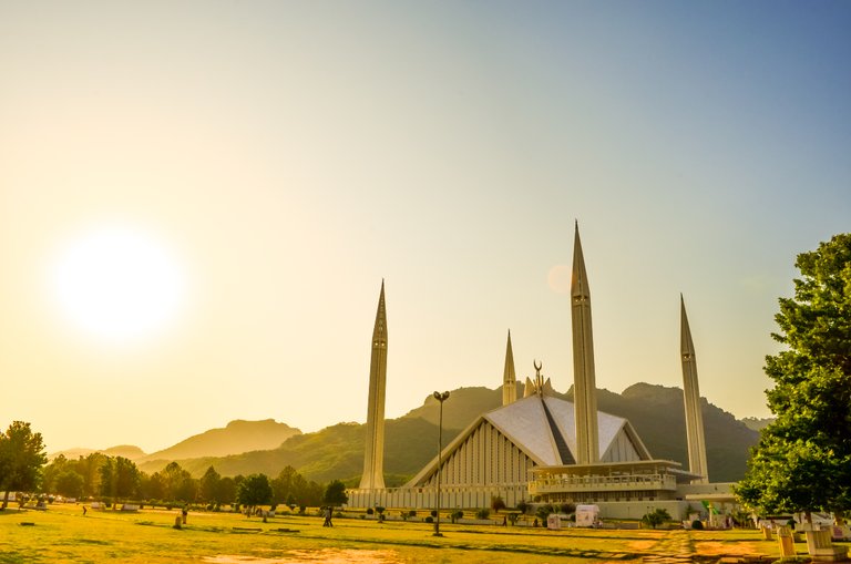 Faisal_Mosque,_Islamabad,_Pakistan.jpg