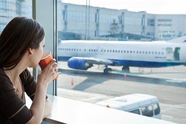 chica-bebiendo-cafe-aeropuertoWEB.jpg