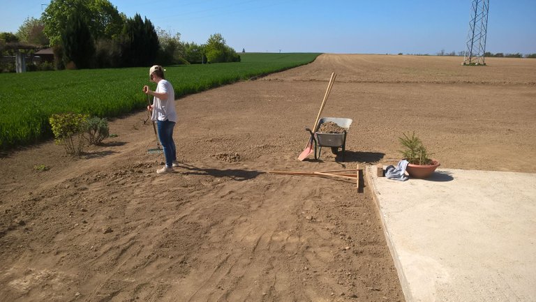 20160421 Nevin bei der Gartenarbeit.jpg