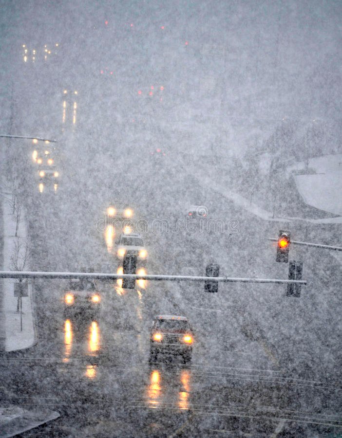 conducción-en-tormenta-del-invierno-con-nieve-de-la-ventisca-88147922.jpg