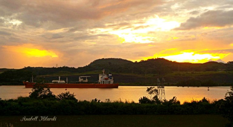 1Barco-Cruzando-el-Canal-de-Panama-Anabell-Hilarski (1).jpg