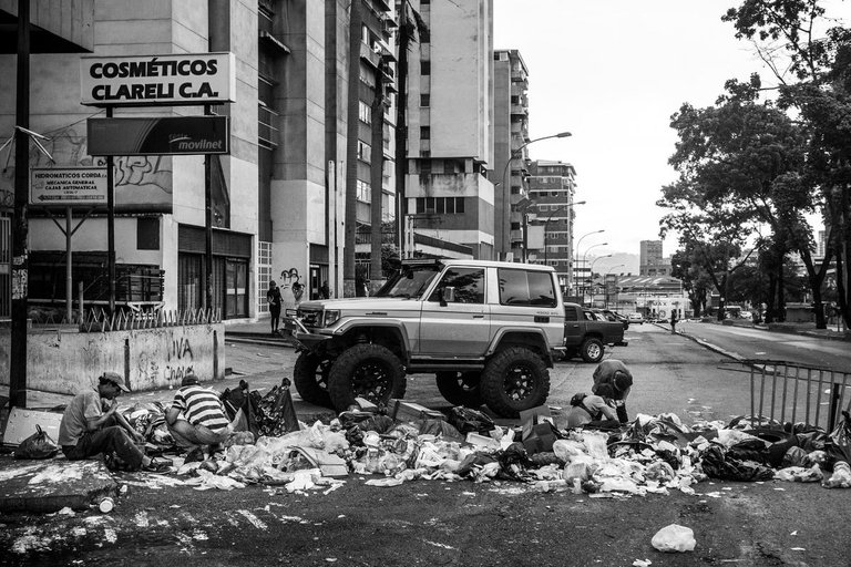 la-fg-caracas-castillo-unfurled-20170516-007.jpg