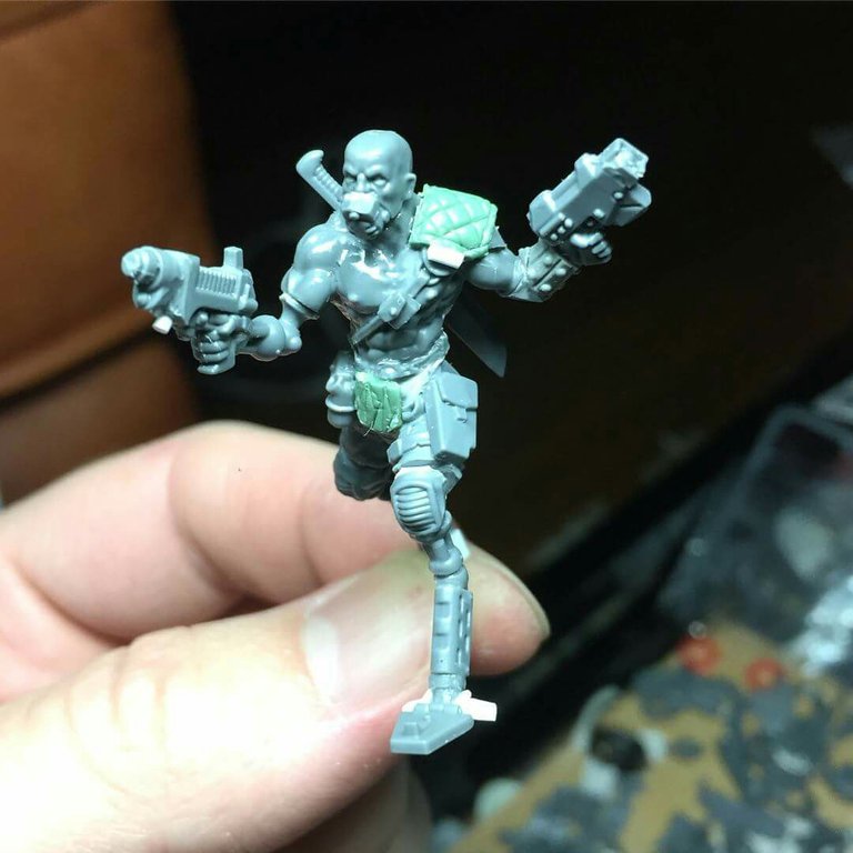 catachan torso with plasmagun genestealer thighs and biconic feet conversion.jpg