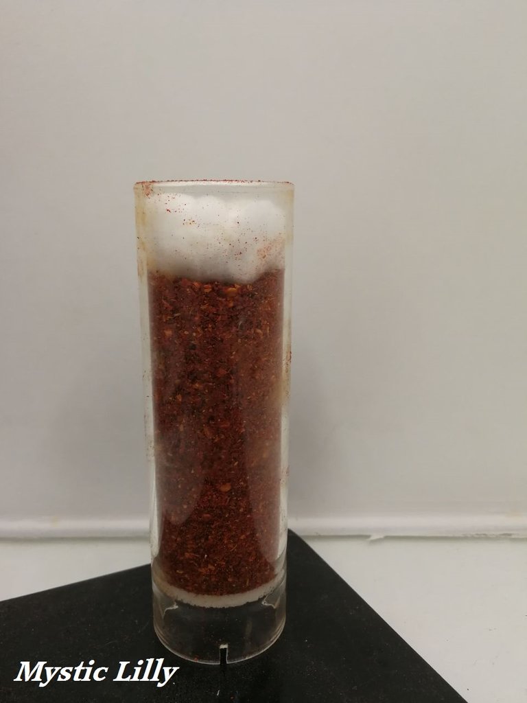 Ground paprika in cylinder.jpg