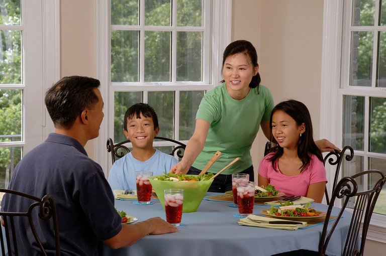 family-eating-at-the-table-619142_960_720.jpg