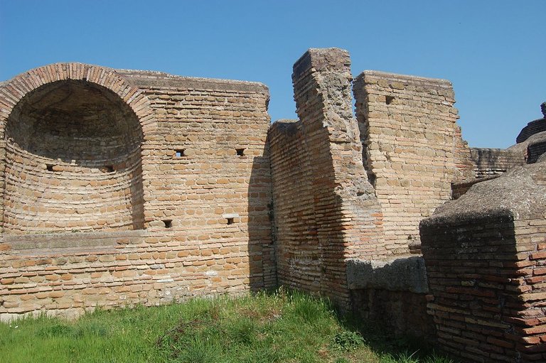 Ostia_antica_-_basilica_e_aula_del_buon_pastore_04.JPG