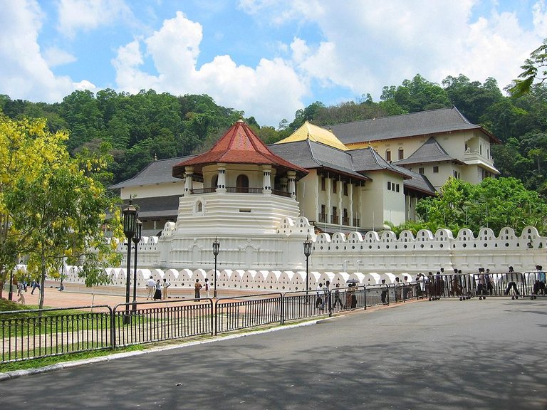 11-27-28-1200px-Zahntempel_Kandy.jpg