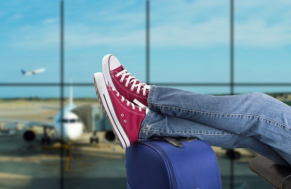 Hombre-esperando-aeropuerto-zapatillas_WEB.jpg