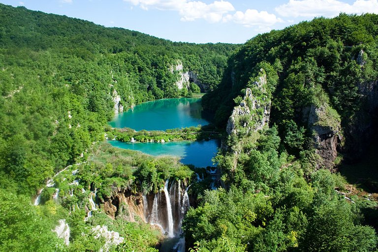 800px-Plitvice_Lakes_National_Park_(2).jpg