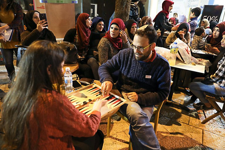 1030230_1_0303-jews-arabs-backgammon_standard.jpg