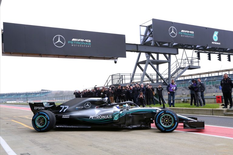 01-mercedes-f1-w09.jpg