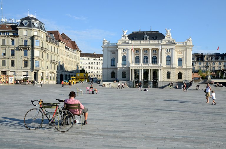 zurich-opera-house-2213737_1920.jpg