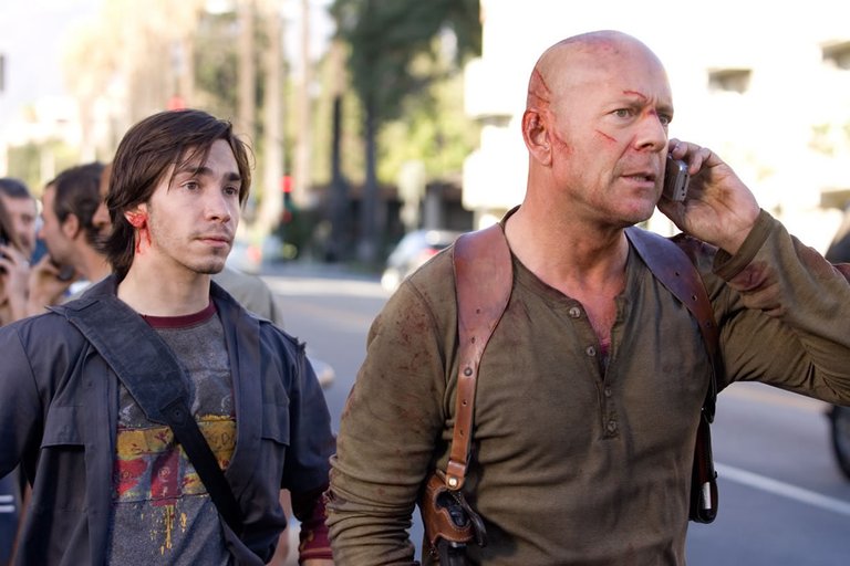 live-free-or-die-hard-justin-long-bruce-willis.jpg