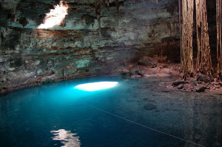 cenote-280253_1920.jpg