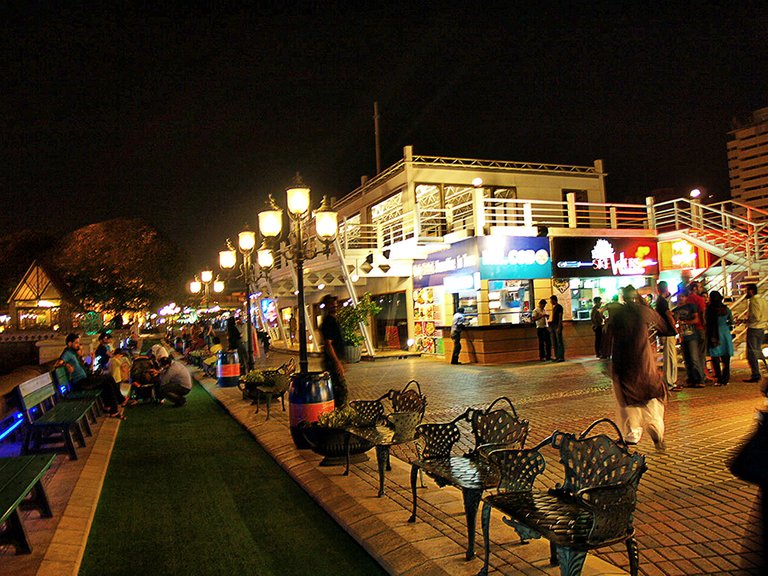 Colorful-Lahore-Food-Street.jpg