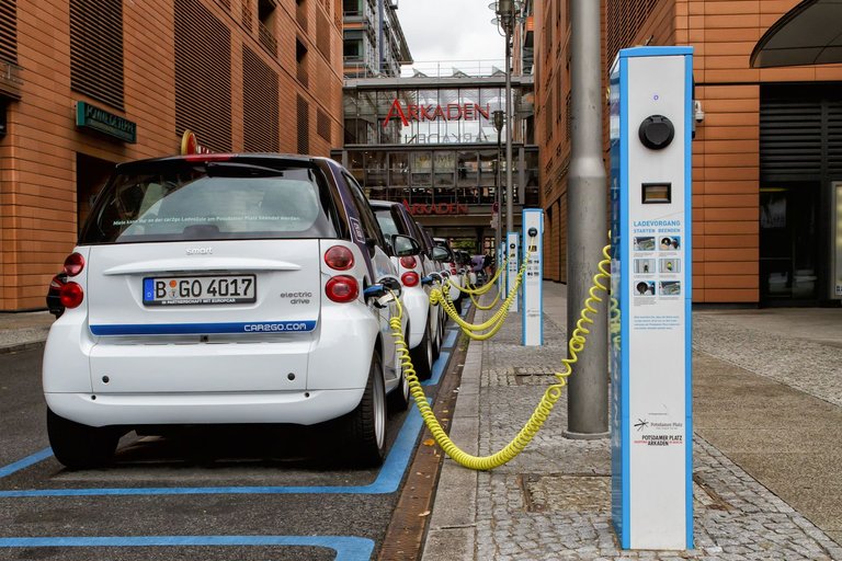 Berlin_-_Potsdamer_Platz_-_E-Mobility-Charging.jpg